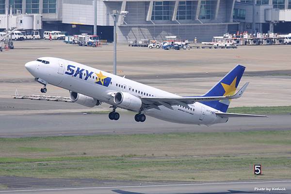 Skymark Airlines B737-82Y(WL)(JA73NE)@FUK_1_20160415.jpg