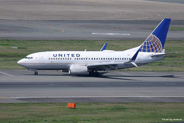 United Airlines B737-724(WL)(N21723)@FUK_1_20160415.jpg