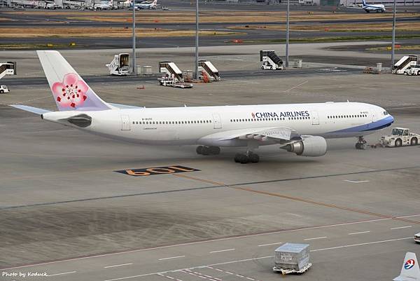 China Airlines A330-302(B-18355)@HND_1_20170308.jpg