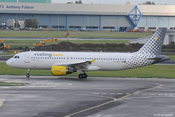 Vueling Airlines A320-214(EC-MCU)@AMS_1_20140819.jpg