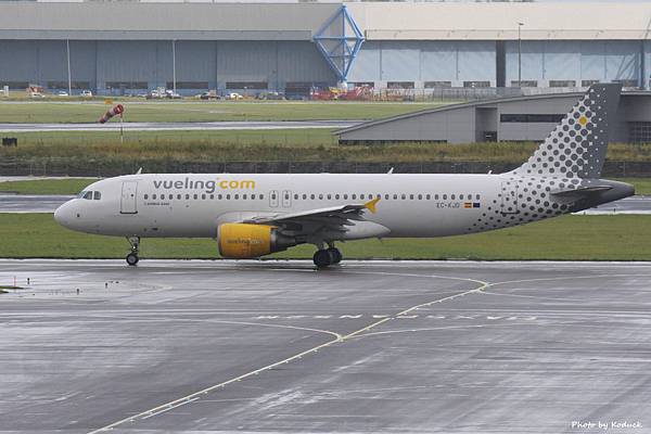 Vueling Airlines A320-216(EC-KJD)@AMS_1_20140818.jpg