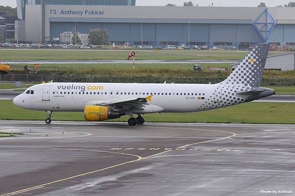 Vueling Airlines Airbus A320-214(EC-HQI)@AMS_1_20140818.jpg