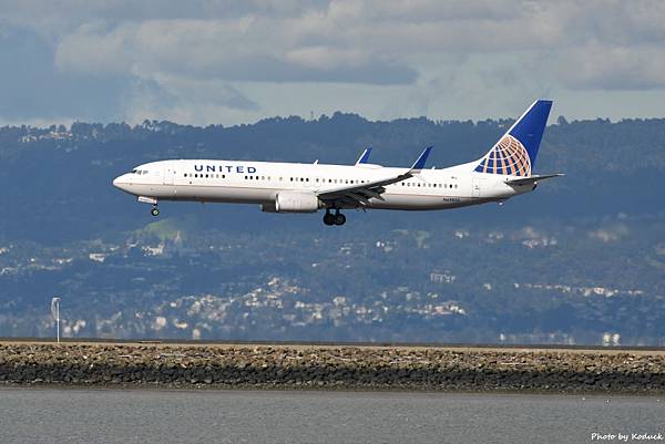 United Airlines B737-924(ER)(WL) (N69833)@SFO_1_20180314.JPG