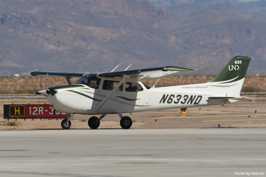 University Of North Dakota Cessna 172S Skyhawk SP(N633ND)@AZA_1_20180320.JPG