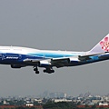 China Airlines B747-400(B-18210)@TIA_1(2)_20100608.jpg