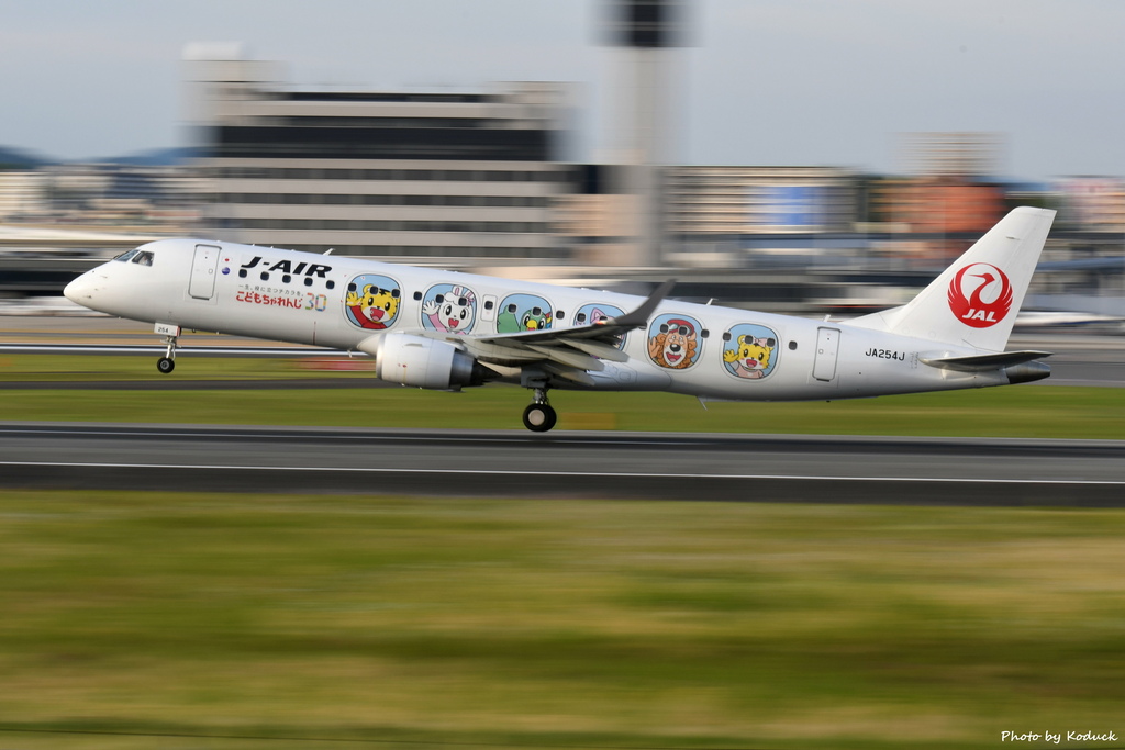 J-Air Embraer ERJ-190STD (ERJ-190-100)(JA254J)@ITM_2_20190601.JPG