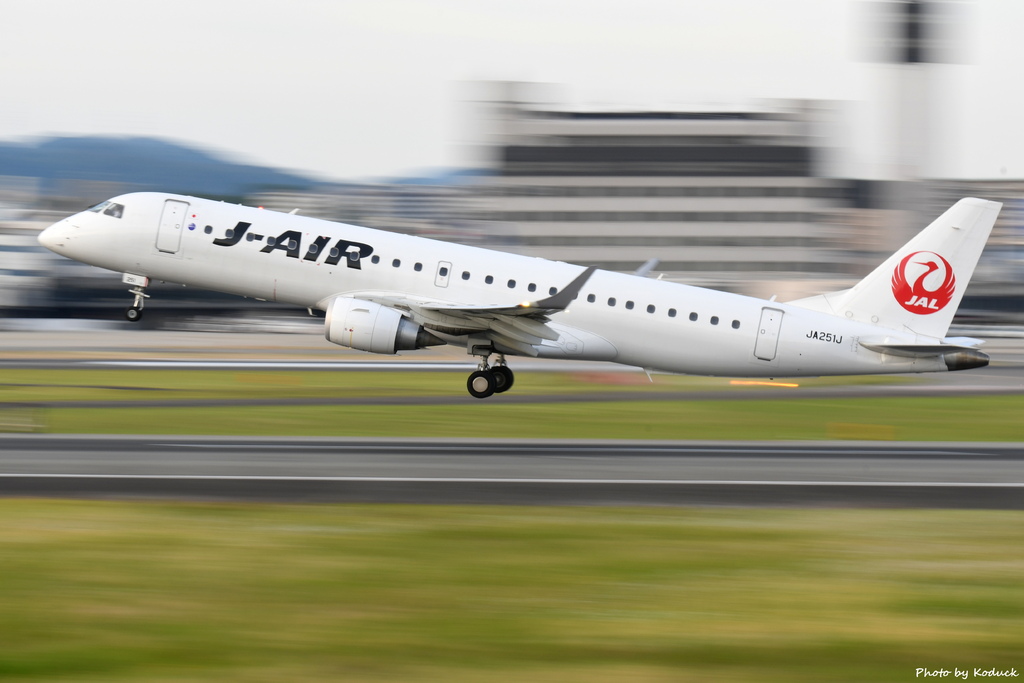 J-Air Embraer ERJ-190STD (ERJ-190-100)(JA251J)@ITM_1_20190601.JPG