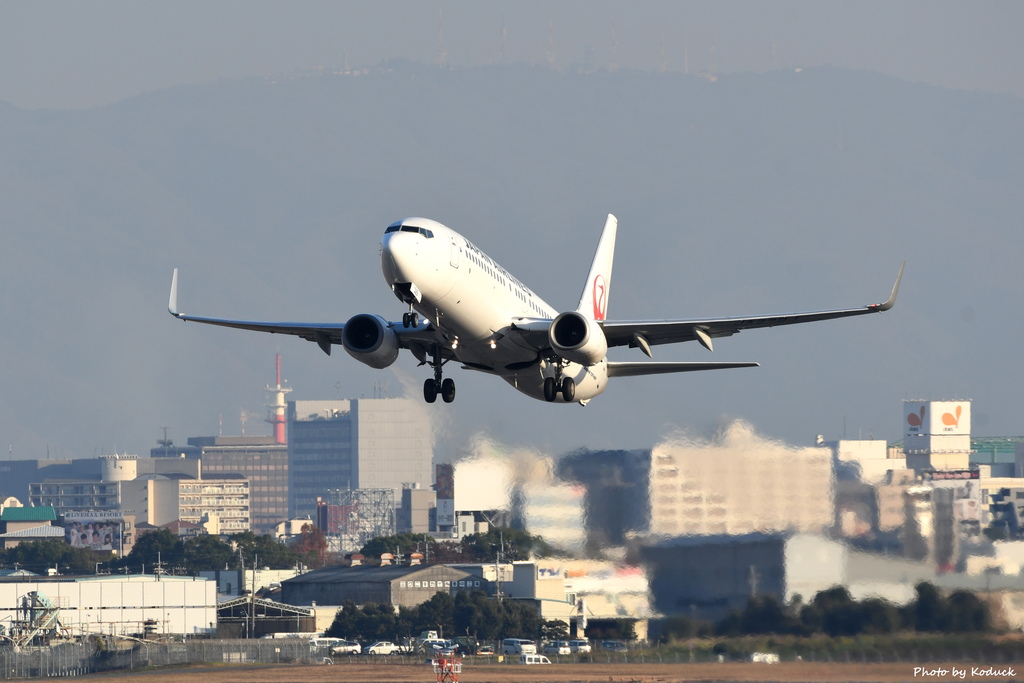 JAL B737-846(WL)(JA329J)@ITM_!_20171128.JPG