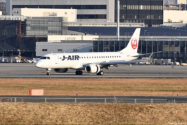 J-Air Embraer ERJ-190STD (ERJ-190-100)(JA245J)@ITM_3_20171128.JPG