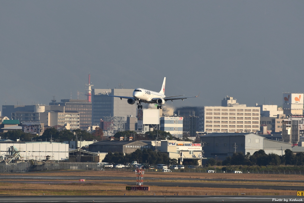 J-Air Embraer ERJ-190STD (ERJ-190-100)(JA245J)@ITM_1_20171128.JPG