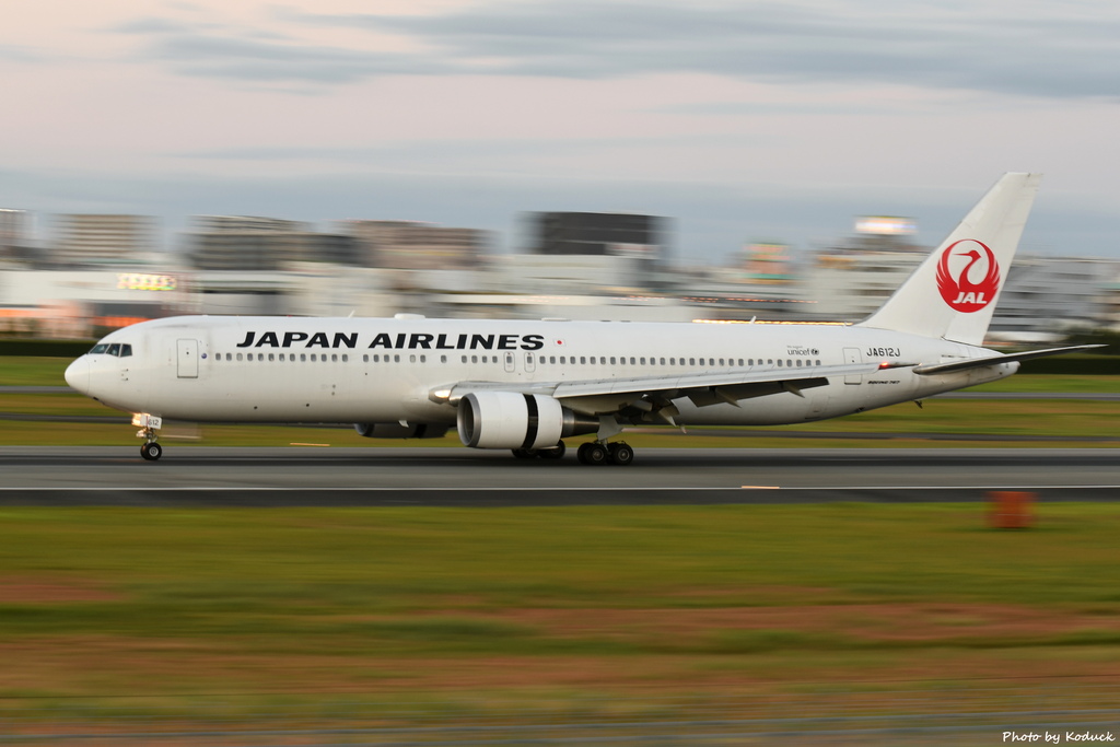 JAL B767-346(ER)(JA612J)@ITM_5_20160827.JPG