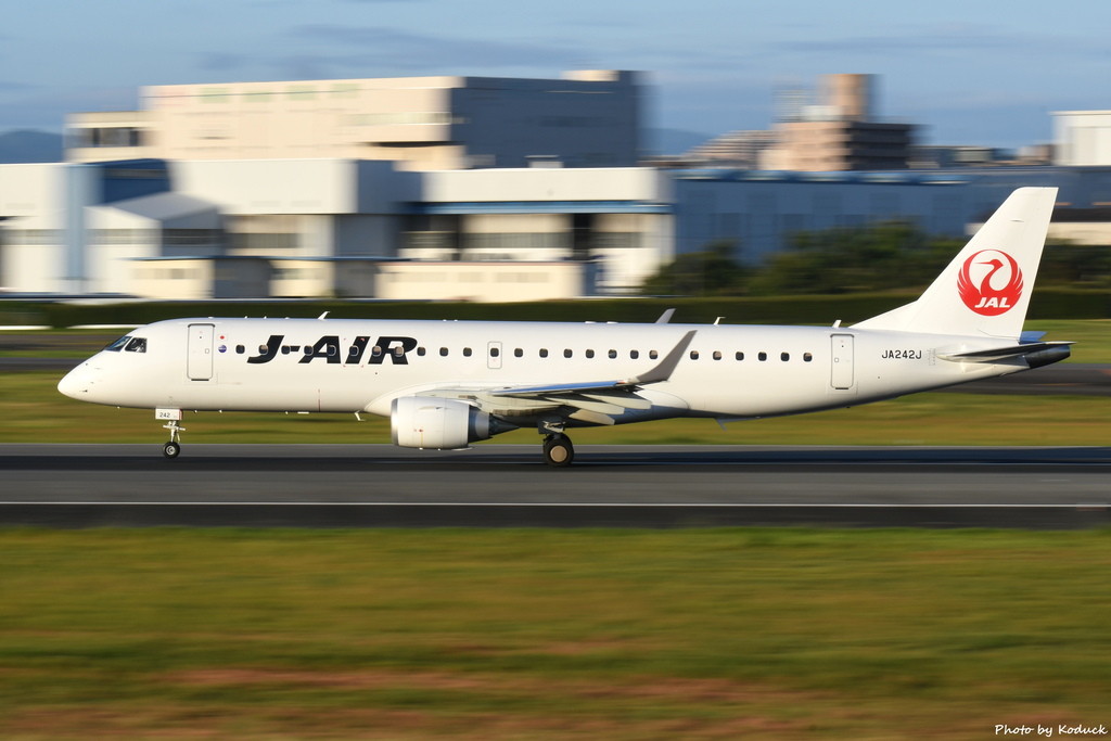 J-Air Embraer ERJ-190STD (ERJ-190-100)(JA242J)@ITM_1_20160827.JPG