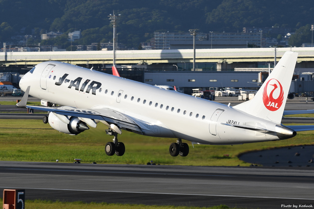 J-Air Embraer ERJ-190STD (ERJ-190-100)(JA241J)@ITM_3_20160827.JPG