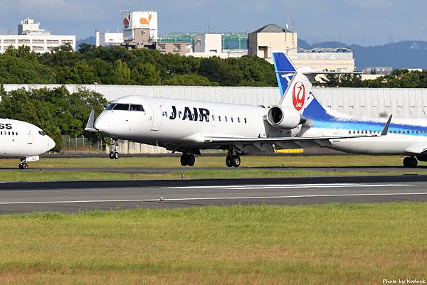 J-Air Bombardier CRJ-200ER (CL-600-2B19)(JA204J)@ITM_1_20160827.JPG