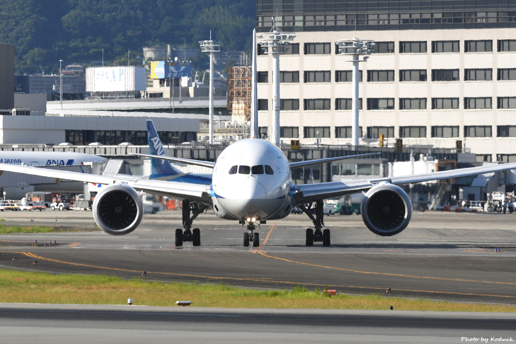 ANA B787-8 Dreamliner(JA818A)@ITM_2_20160827.JPG