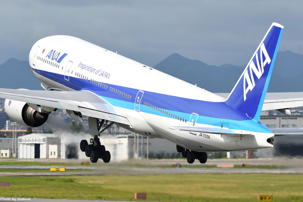 ANA B777-281(JA703A)@ITM_2_20160827.JPG