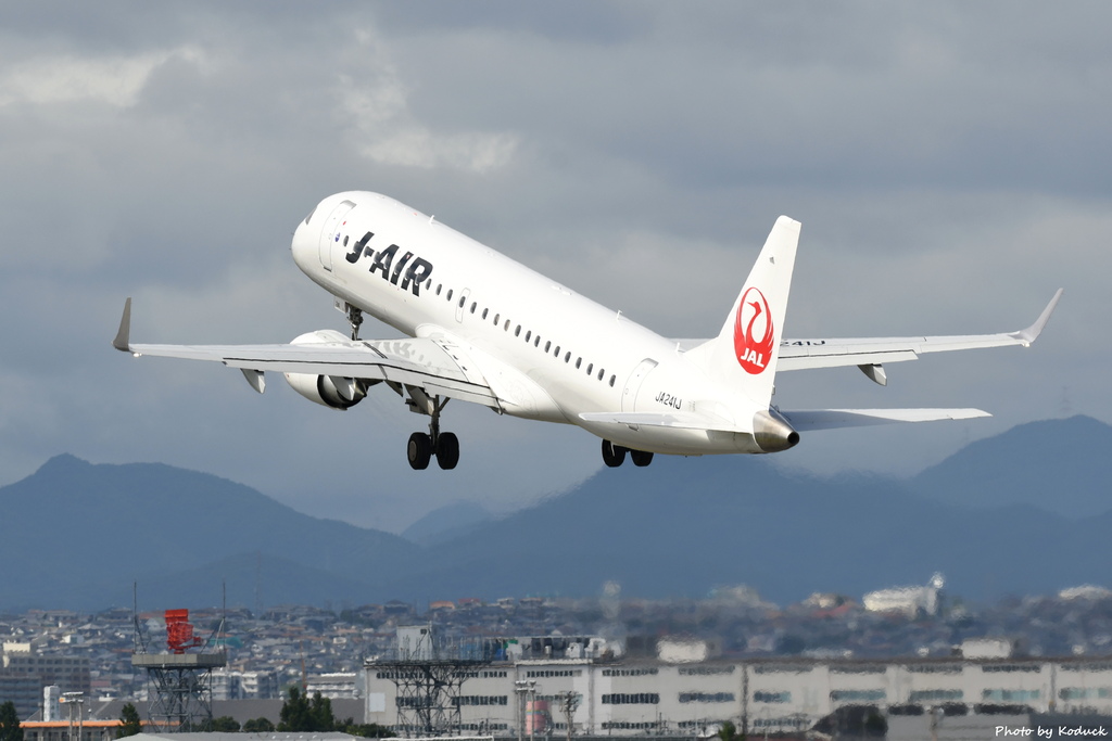 J-Air Embraer ERJ-190STD (ERJ-190-100)(JA241J)@ITM_2_20160827.JPG