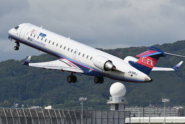 Ibex Airlines Bombardier CRJ-702ER (CL-600-2C10)(JA10RJ)@ITM_2_20160827.JPG