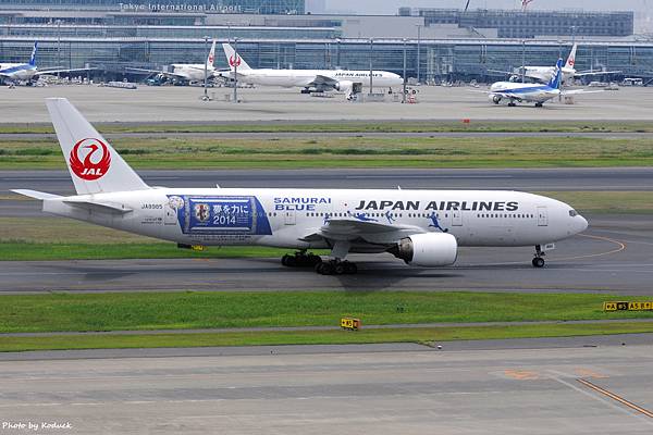 JAL B777-246(JA8985)@HND_1_20140621.JPG