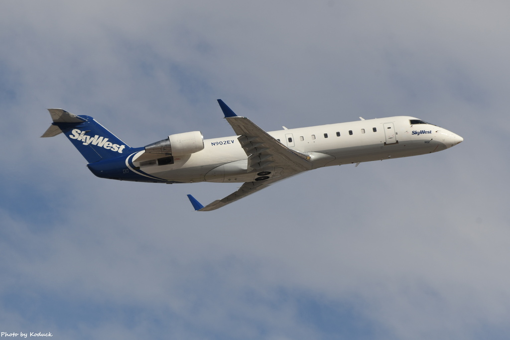 SkyWest Airlines Bombardier CRJ-200LR(N902EV)@PHX_1_20180322.JPG