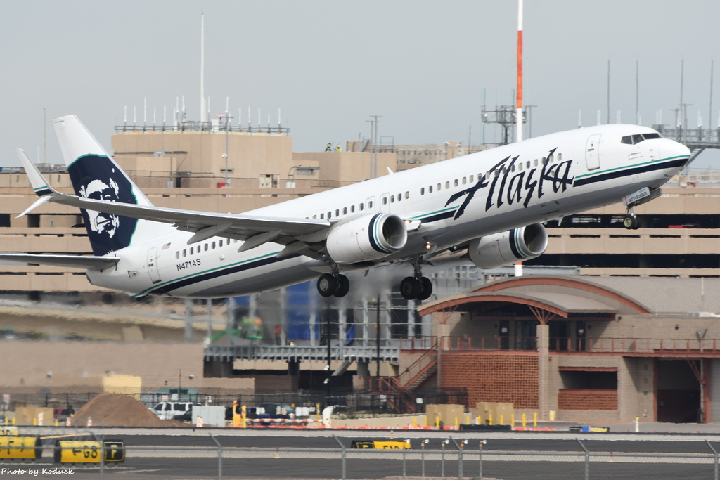 Alaska Airlines B737-990ER(WL)(N471AS)@PHX_2_20180322.JPG