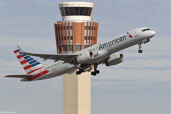 American Airlines B757-2B7(WL)(N201UU)@PHX_1_20180322.JPG