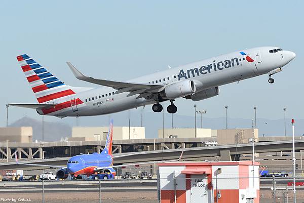 American Airlines B737-823(WL)(N960AN)@PHX_1_20180321.JPG