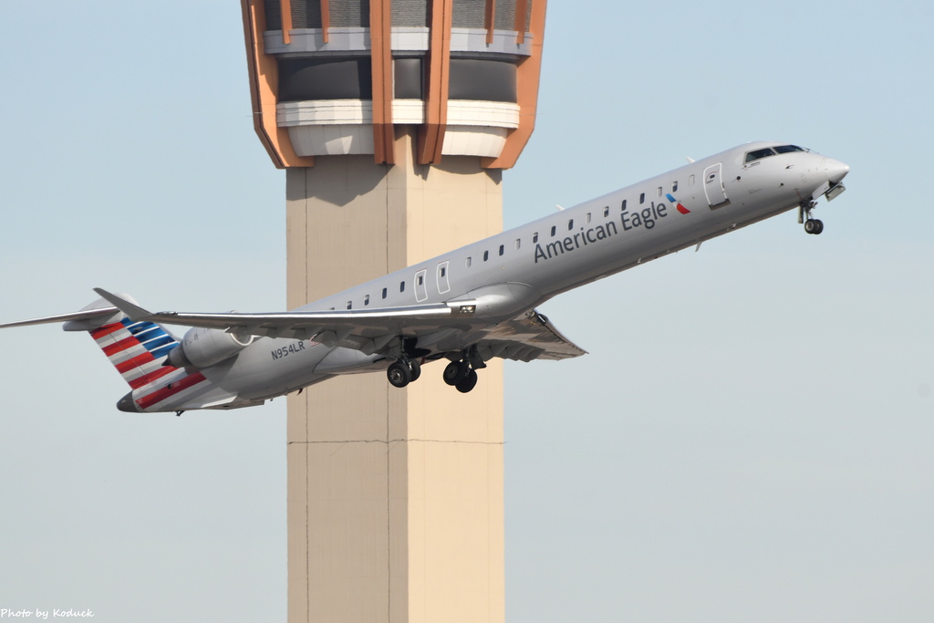 American Eagle Bombardier CRJ-900LR(N954LR)@PHX_1_20180321.JPG