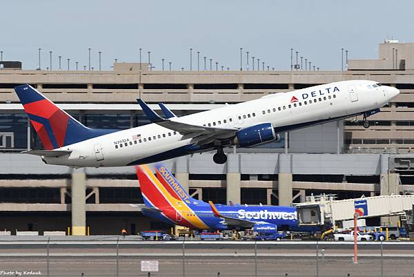 Delta Air Lines B737-832(WL)(N391DA)@PHX_1_20180322.JPG