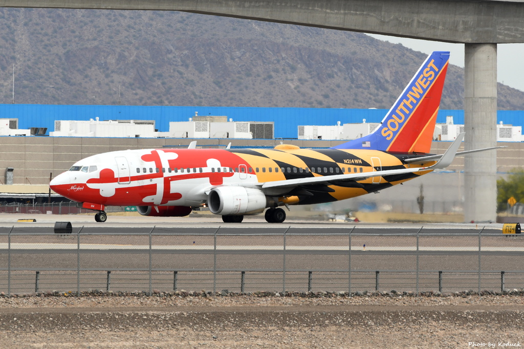 Southwest Airlines B737-7H4(WL)(N214WN)@PHX_2_20180322.JPG