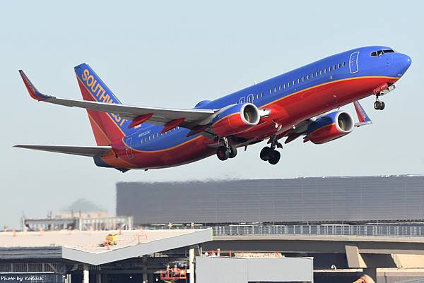 Southwest Airlines B737-8H4(WL)(N8323C)@PHX_1_20180321.JPG