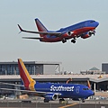 Southwest Airlines B737-76N(WL)(N7716A)@PHX_2_20180321.JPG