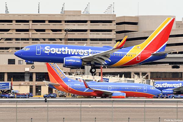 Southwest Airlines B737-752(WL)(N7847A)@PHX_1_20180322.JPG