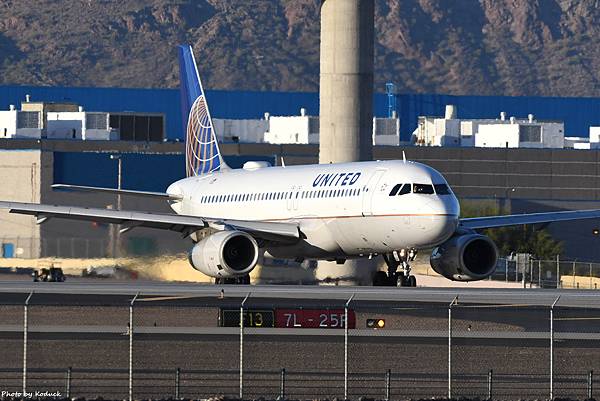 United Airlines A320-232(N424UA)@PHX_1_20180319.JPG