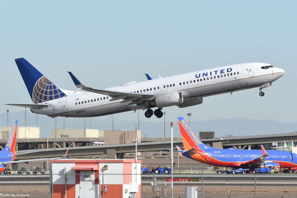 United Airlines B737-924ER(WL)(N53441)@PHX_2_20180321.JPG