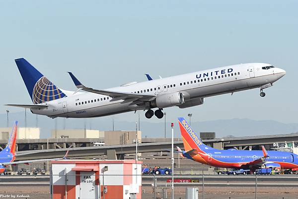 United Airlines B737-924ER(WL)(N53441)@PHX_2_20180321.JPG