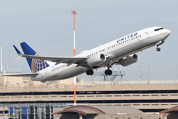 United Airlines B737-924ER(WL)(N69840)@PHX_2_20180322.JPG