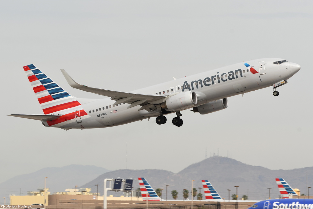 American Airlines B737-823(WL)(N821NN)@PHX_1_20180322.JPG