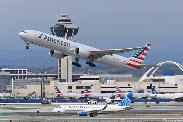 American Airlines B777-323ER(N734AR)@LAX_1_20221016.JPG