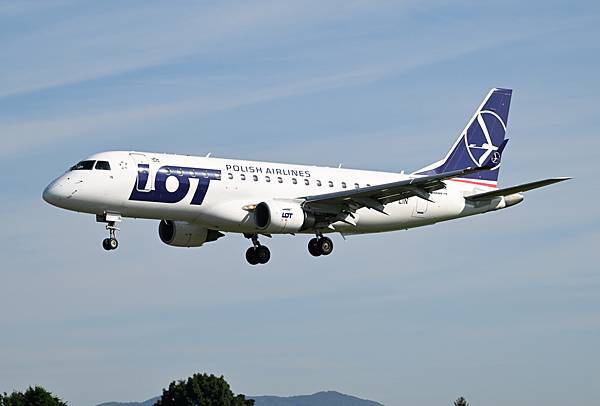 LOT Polish Airlines ERJ-175LR(SP-LIN)@ZAG_1_20230728.JPG