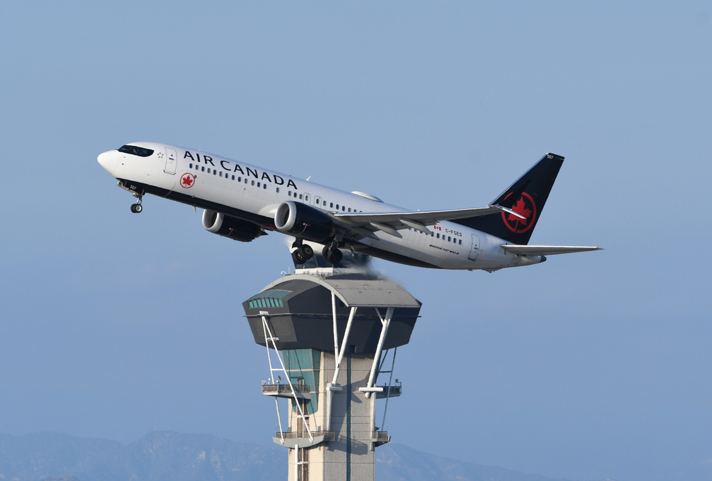 Air Canada B737-8 MAX(C-FSES)@LAX_1_20221017.JPG