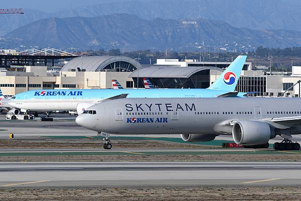 Korean Airlines B777-3B5ER(HL7783)@LAX_2_20221017.JPG