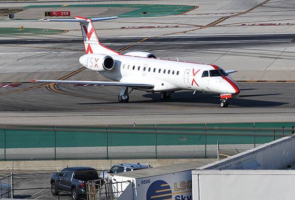 JSX ERJ-135LR(N261JX)@LAX_1_20221017.JPG