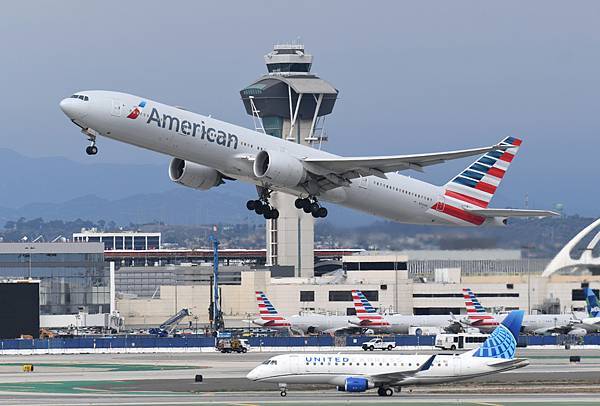 American Airlines B777-323ER(N734AR)@LAX_1_20221017.JPG