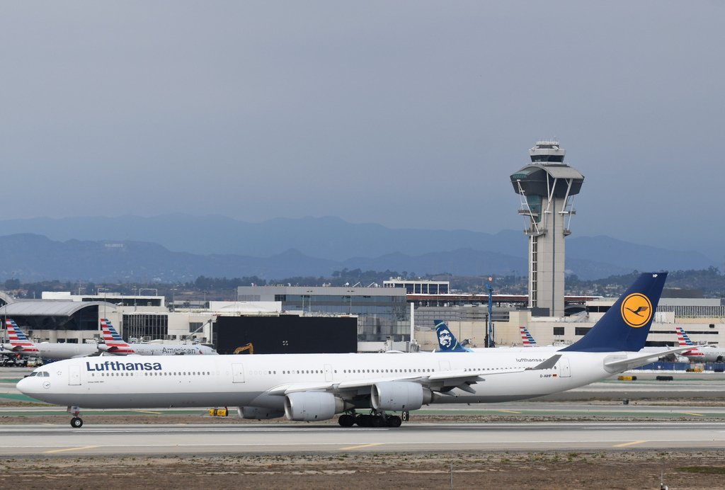 Lufthansa A340-642(D-AIHP)@LAX_1_20221017.JPG