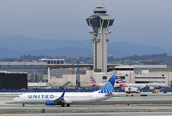 United Airlines B737-924ER(WL)(N39416)@LAX_1_20221017.JPG