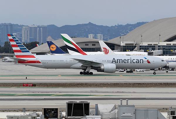 American Airlines B777-323ER(N723AN)@LAX_1_20221017.JPG