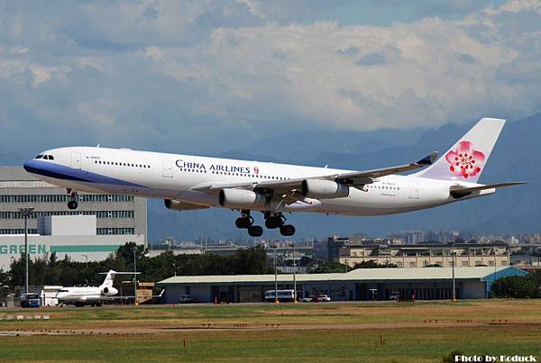 China Airlines A340-313X(B-18803)@TIA_1(2)_20100820.jpg