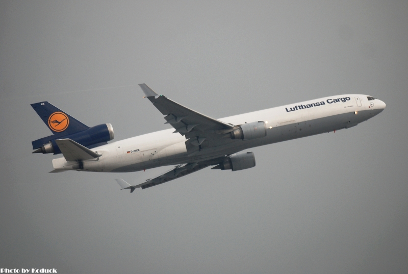Lufthansa MD-11F(D-ALCE)@VHHH_1(2)_20101212.jpg