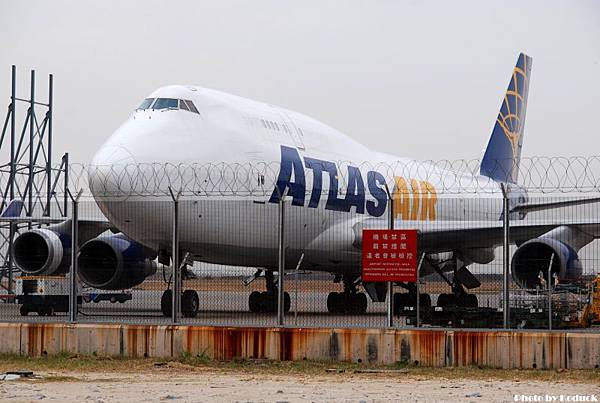 Atlas Air B747-481BCF(N429MC)@VHHH_2(2)_20101211.jpg